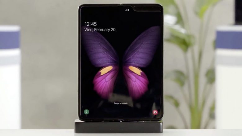 Bloomberg: Samsung po zhvillon dy telefona të ri të palosshëm