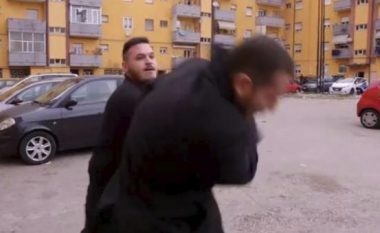 Para rreth një viti i thyen hundën, sulmohet përsëri nga mafiozët gazetari Italian (Video)