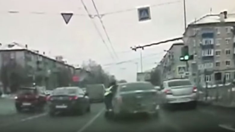 Një kontroll rutinë e policisë në Rusi, për pak nuk përfundoi në tragjedi (Video)