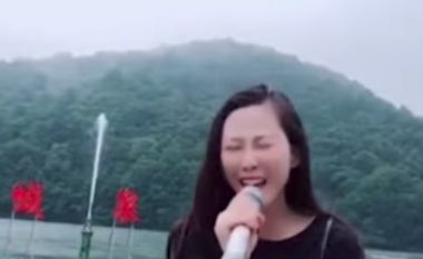Këto fontana në Kinë funksionojnë vetëm në një mënyrë – sa më shumë që bërtisni, aq më lart shkon uji (Video)