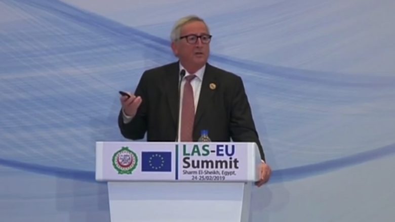 Telefoni nuk ndalonte, Juncker ndërpret konferencën – të gjithë qeshin me atë se si e përshkruan ai gruan e tij (Video)