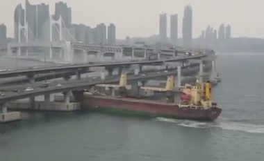 Kapiteni rus ishte bërë “tapë”, drejton anijen dhe përplaset për urën 500 milionë dollarëshe të Koresë së Jugut (Video)