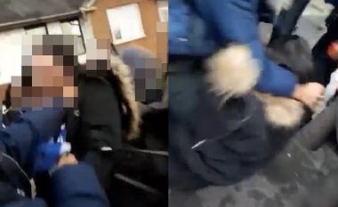 Pamje të dhunës brutale jashtë një shkolle në Britani: 20 nxënës sulmojnë një vajzë të re dhe askush nuk vjen për ta ndihmuar (Video)