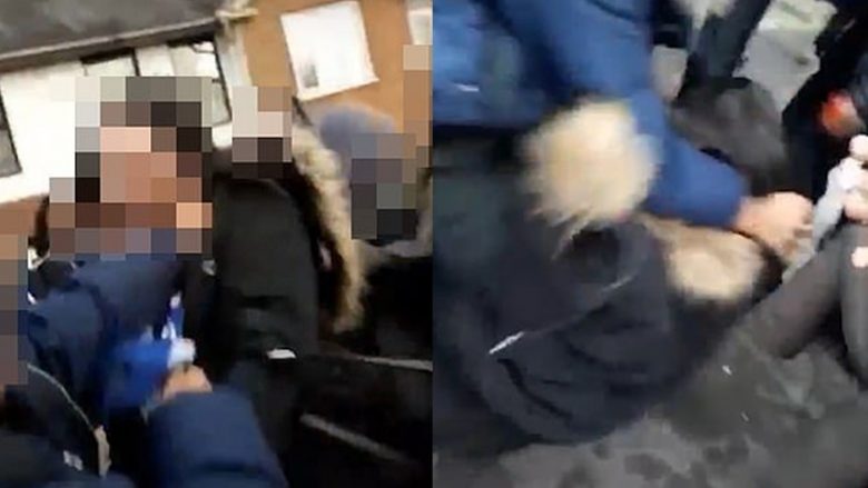 Pamje të dhunës brutale jashtë një shkolle në Britani: 20 nxënës sulmojnë një vajzë të re dhe askush nuk vjen për ta ndihmuar (Video)