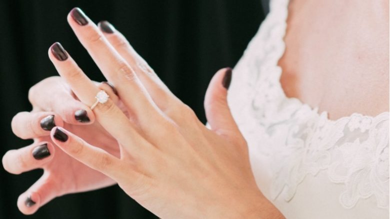 Përse unaza e martesës vihet në dorën e majtë?