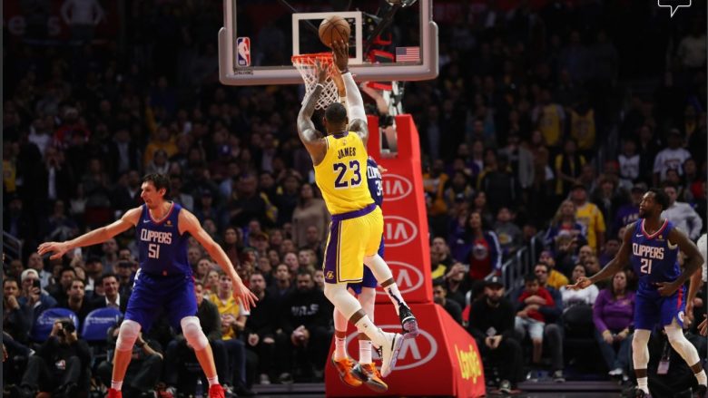 “Mbreti” James kthehet nga lëndimi, Lakers triumfojnë në derbi ndaj Clippers