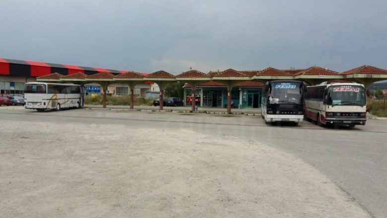 Blerësit prishin stacionin e autobusëve në Skenderaj