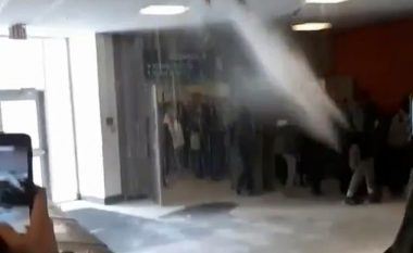 Studentët u larguan me nxitim, prej ujit që dilte nga tubi i shpërthyer në tavan (Video)