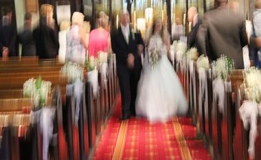 Studio e angazhuar për të fotografuar në dasma, akuzohet nga më se 200 çifte për imazhe tepër të dobëta (Foto)