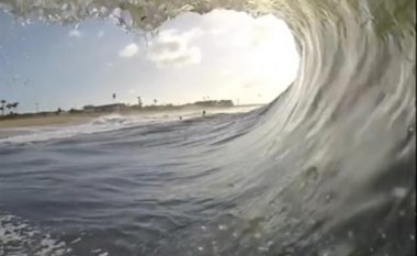 Surfisti kaloi me sukses brenda harkut të një vale gjigante (Video)