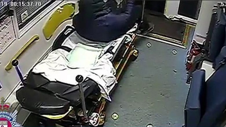 Thyen dyert e autoambulancës, u shtrinë brenda sikur të jenë alivanosur (Video)