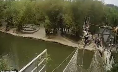 Turistët rranë prej urës në lumë, e shkëputën derisa po e luhatnin me rrëmbim (Video)
