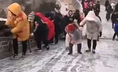 Turistët nuk ndalonin së rrëshqituri nëpër sipërfaqen e ngrirë të Murit Kinez (Video)