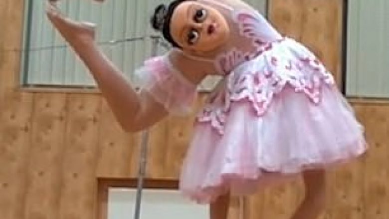 Vallëzimi komik i ukrainases, derisa qëndronte me kokë poshtë (Video)