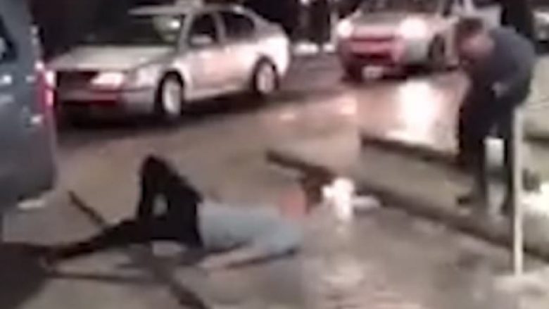 Vështirësitë e kalimtarëve në trotuarin e ngrirë, shumica rrëzohen pa e kaluar (Video)