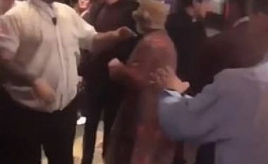 Zënka e pjesëtarëve të sigurimit me një grup, nuk e ndaloi të moshuarën të hynte në klubin e natës (Video)