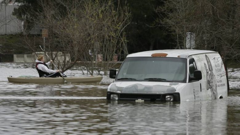 Përmbytje në Kaliforni, evakuohen banorët – zona e arritshme vetëm me anije (Video)