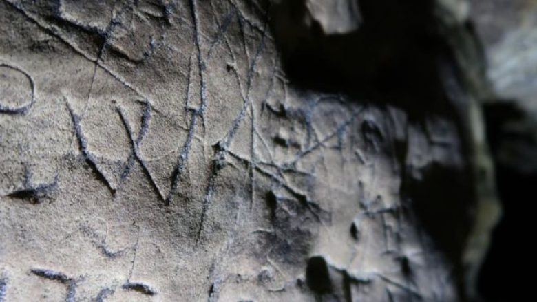 Koleksioni më i madh i “shenjave të shtrigave” është zbuluar në shpella në Britani (Foto)