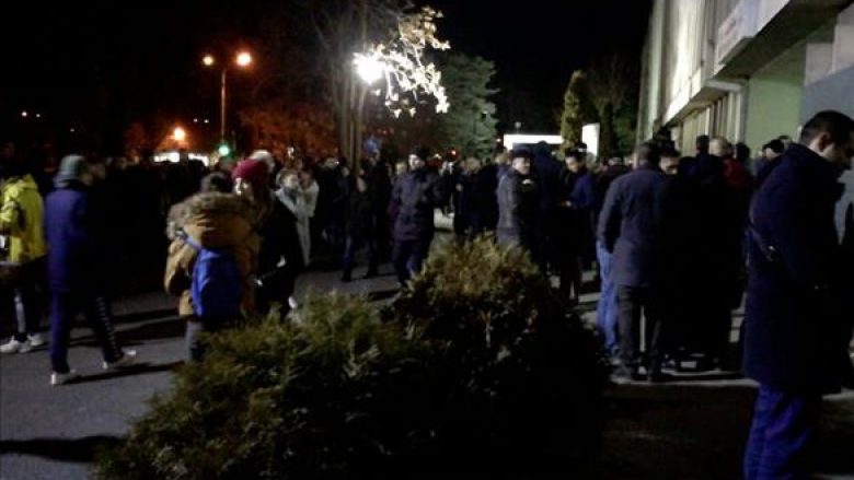 Qytetarët e Shkupit ofrojnë shtëpitë e tyre për familjarët e të lënduarve në aksidentin në Llaskarcë (Foto)