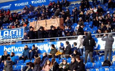 Tifozët e Alavesit me një arkivol në tribuna: Futboll, pusho në paqe