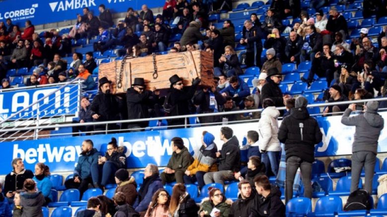 Tifozët e Alavesit me një arkivol në tribuna: Futboll, pusho në paqe