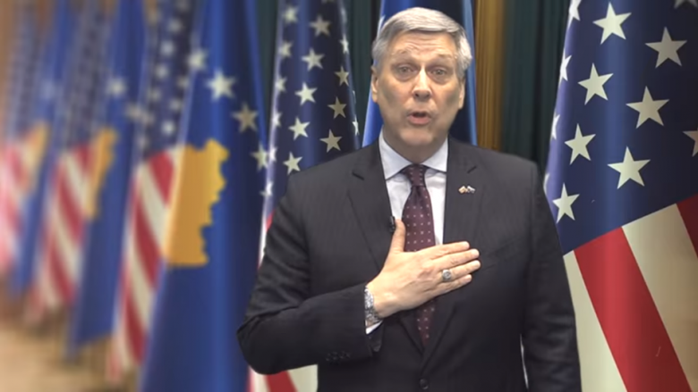Ambasadori amerikan uron 11 vjetorin e Pavarësisë dhe tregon tri prioritetet për qytetarët e Kosovës (Video)