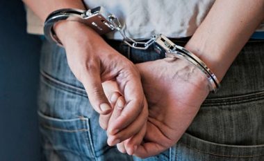 Arrestohet një person në Drenas, policia i gjeti në automjetin e tij 16 shtetas të huaj