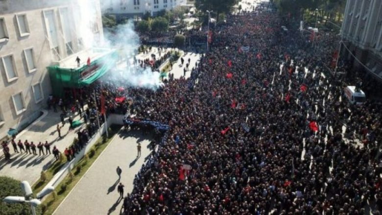 Vazhdojnë polemikat dhe arrestimet një ditë pas protestës së opozitës