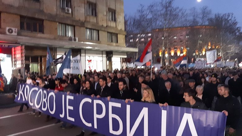 Protestuesit në Beograd kërkojnë të ndalohet “tradhtia e madhe” e Vuçiqit me Kosovën