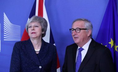 Juncker i thotë kryeministres britanike: Bashkimi Evropian nuk do të rinegociojë marrëveshjen e Brexit