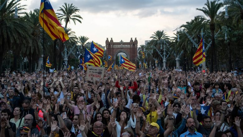 Protesta masive në Madrid kundër bisedimeve për Kataloninë