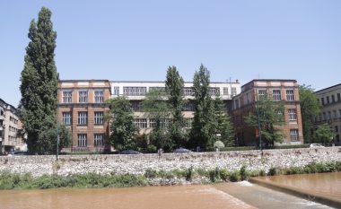 Alarm për bombë në një gjimnaz në Sarajevë, evakuohet ndërtesa