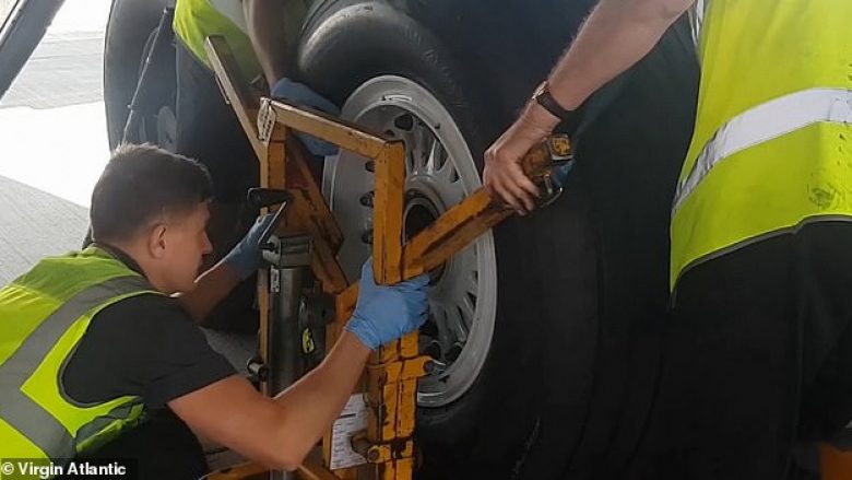 Kështu zëvendësohet një rrotë në një aeroplan, detaje rreth madhësisë dhe peshës së tyre (Video)