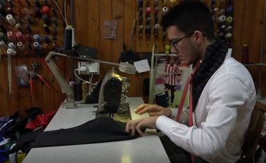 Eron Sahiti, rrobaqepësi 19 vjeçar që punon lloje të ndryshme të kravatave (Video)