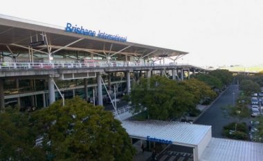Evakuohen pasagjerët dhe personeli në një aeroport në Australi, një person terrorizon me thikë udhëtarët