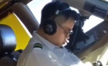 Piloti filmohet duke fjetur në kabinën e aeroplanit, bashkëpiloti regjistron pamjet (Video)