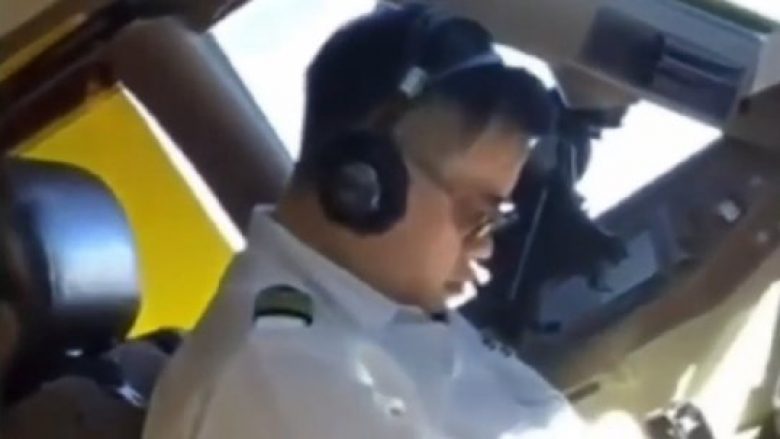 Piloti filmohet duke fjetur në kabinën e aeroplanit, bashkëpiloti regjistron pamjet (Video)