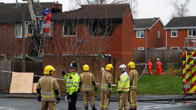 Zjarr në një shtëpi në Angli: Nëna, partneri i saj dhe një fëmijë shpëtojnë duke kërcyer nga dritarja, por jo edhe katër fëmijët e tjerë