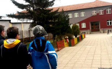 Mësuesit e Shkollës “Faik Konica” në Prishtinë kërkojnë paga të njëjta me arsimtarët