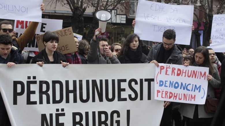 “The Guardian” shkruan për protestën në Drenas, ku u kërkua drejtësi për abuzimin seksual të adoleshentes