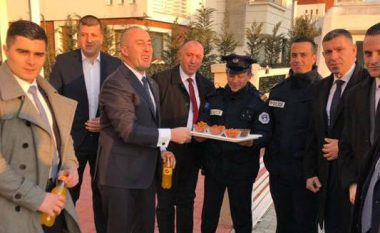 Haradinaj uron 11 vjetorin e Pavarësisë duke shërbyer pjesëtarët e Policisë me ëmbëlsira