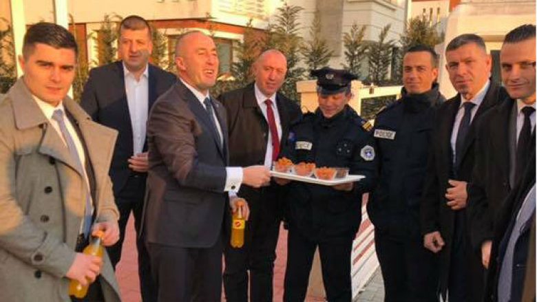 Haradinaj uron 11 vjetorin e Pavarësisë duke shërbyer pjesëtarët e Policisë me ëmbëlsira