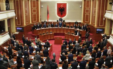 Kuvendi i Shqipërisë një minutë heshtje për tragjedinë në Maqedoninë e Veriut