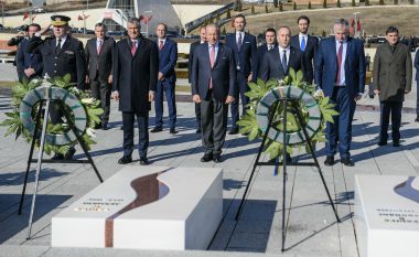 Thaçi e Haradinaj homazhe në Prekaz: Nderime për sakrificën e familjes Jashari