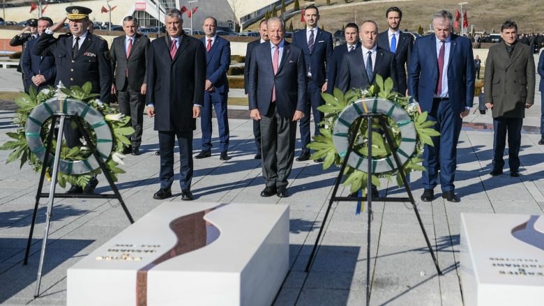 Thaçi e Haradinaj homazhe në Prekaz: Nderime për sakrificën e familjes Jashari