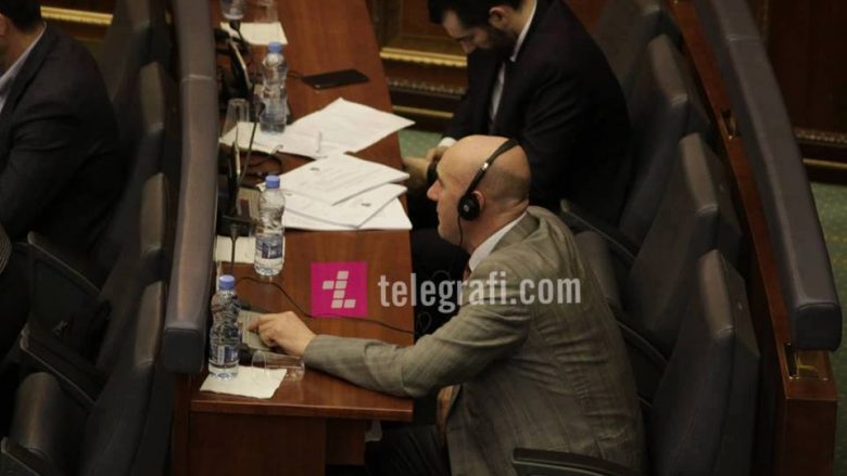 Deputeti i Listës Serbe po merr pjesë në seancën e Kuvendit