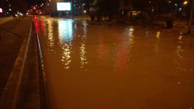 Vërshohet nga uji sheshi “Ilinden” afër City Mallit