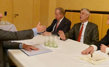 Hahn i kërkon Thaçit dhe Haradinajt vazhdimin e dialogut, sa më shpejt që është e mundur
