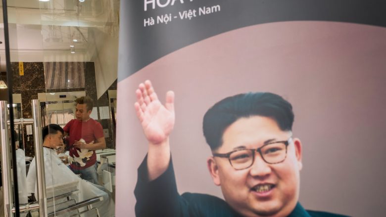 Kim Jong Un fillon vizitën në Vietnam para takimit me Donald Trump