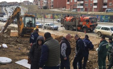 Komuna e Prishtinës intervenon në “Rrugën B”, kyqjet ilegale shpërthyen kanalizimin